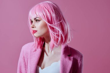 Pembe ceketli, pembe peruklu çekici bir kadının portresi değiştirilmemiş bir stüdyo modeli. Yüksek kalite fotoğraf