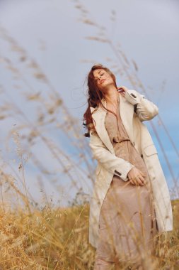 Güzel bir kadın ceketi sonbahar mevsimi konseptinde yürür. Yüksek kalite fotoğraf