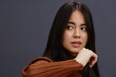 Kadın eğlenceli kahverengi süveter, günlük giysiler, izole bir arka plan. Yüksek kalite fotoğraf