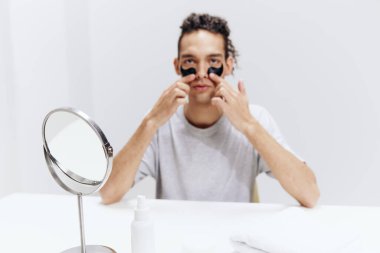 Yüzünde kıvırcık siyah lekeler olan ama masada tek başına oturan adam. Yüksek kalite fotoğraf