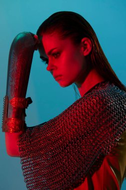 Zırhlı zırhlı güzel bir kadın zırhı var. Yüksek kalite fotoğraf