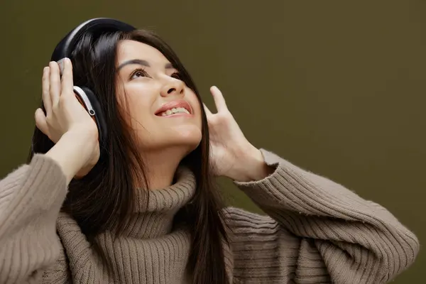 Brunette Fones Ouvido Sem Fio Música Divertida Tecnologia Isolada Fundo — Fotografia de Stock