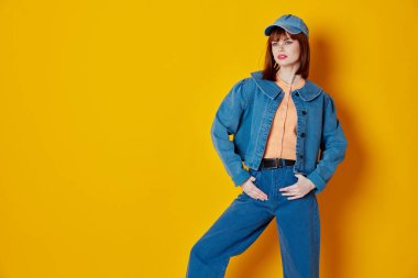 Güzel kadın kot şapkası kırmızı dudaklar cazibeli moda arka planı değiştirilmemiş. Yüksek kalite fotoğraf