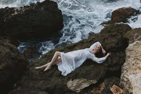 Beautiful Woman Long White Dress Wet Hair Lying Rocky Cliff — Stock Photo, Image