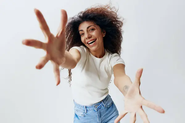 Joven Sonriente Alegre Amigable Caucásico Agradable Rizado Mujer 20S Afro — Foto de Stock