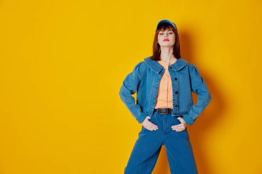 Güzellik modası kadın kot şapkası kırmızı dudaklar moda arkaplanı değiştirilmemiş. Yüksek kalite fotoğraf