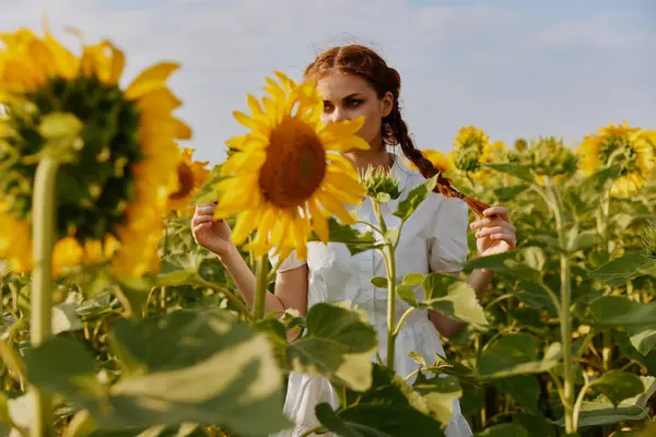 Femme Avec Des Tresses Dans Une Robe Blanche Admire Nature — Photo