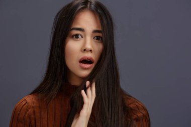 Genç kadın kahverengi süveter, hayat tarzı gülümseme pozu veriyor. Yüksek kalite fotoğraf