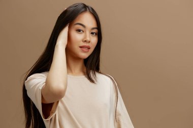 Esmer, çekici görünümlü, stüdyo modeli bir tişörtle çekici. Yüksek kalite fotoğraf