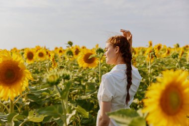 Beyaz elbiseli iki örgülü kadın doğa manzarasına hayran. Yüksek kalite fotoğraf