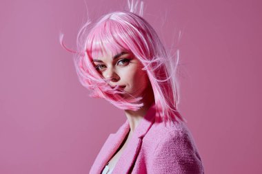 Pembe ceketli, pembe peruklu güzellik mankeni değiştirilmemiş stüdyo modeli. Yüksek kalite fotoğraf