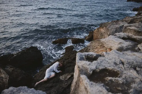 ロッキー海岸の風景に 背中に横たわる 官能的な女性 高品質の写真 — ストック写真