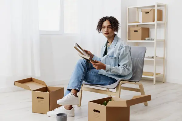 Joven Desempacando Cosas Cajas Habitación Resolviendo Cosas Foto Alta Calidad — Foto de Stock