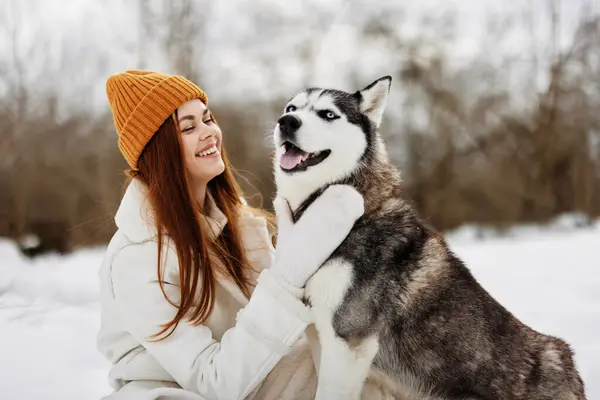 快乐的女人冬天的衣服在雪地里遛狗 呼吸新鲜空气 高质量的照片 — 图库照片
