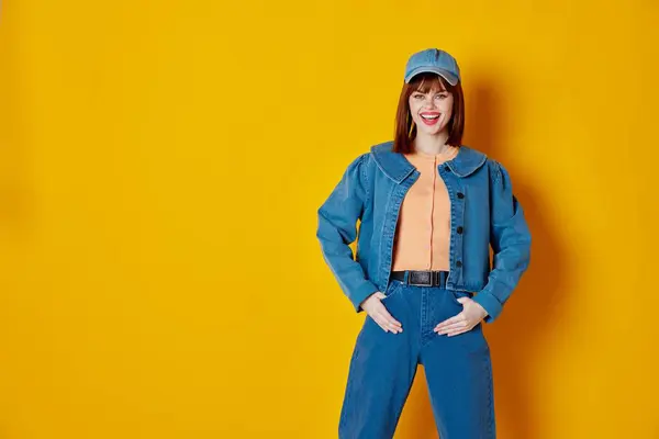 Bella Giovane Femmina Cappello Giacca Jeans Posa Sfondo Colore Inalterato — Foto Stock