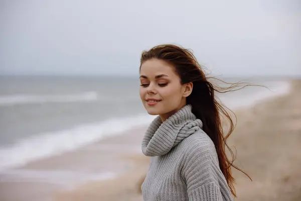 Ładna Kobieta Rude Włosy Swetrze Nad Oceanem Happy Kobieta Relaks — Zdjęcie stockowe