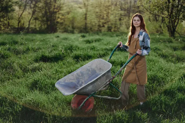 Eine Glückliche Frau Mit Einem Wagen Arbeitet Ihrem Landhaus Auf — Stockfoto