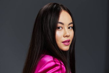 Esmer poz veren pembe mini elbise cazibesi izole edilmiş arka plan. Yüksek kalite fotoğraf