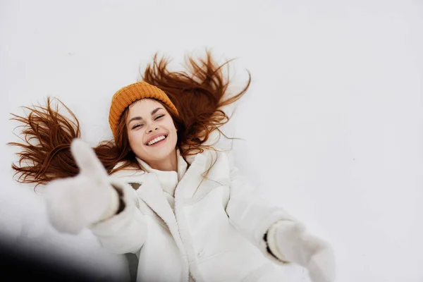 Jonge Vrouw Glimlach Winter Weer Sneeuw Recreatie Plezier Frisse Lucht — Stockfoto