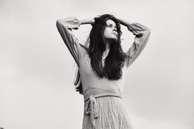 Güzel bir kadının portresi. Uzun saç stili. Açık hava gelinliği, zarif bir tarz. Yüksek kalite fotoğraf