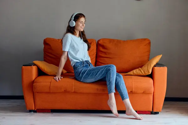 Portrait Une Femme Sur Canapé Orange Écoutant Musique Avec Les — Photo