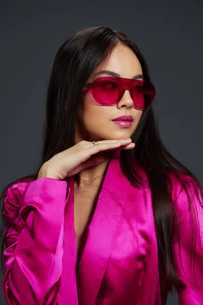 Frau Posiert Rosa Minikleid Charme Sonnenbrille Isolierten Hintergrund Hochwertiges Foto — Stockfoto