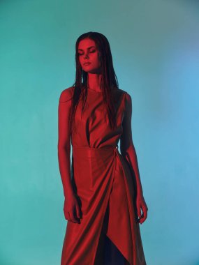 Deri elbiseli çekici bir kadın lüks model ışık arka planında poz veriyor. Yüksek kalite fotoğraf