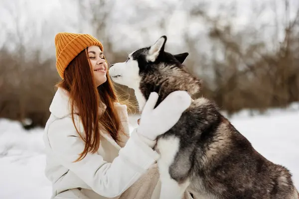 Retrato Uma Mulher Inverno Livre Com Cão Divertido Natureza Estilo — Fotografia de Stock