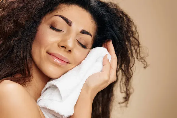 Tratamento Beleza Higiene Conceito Sorrindo Bronzeado Adorável Encaracolado Latina Senhora — Fotografia de Stock