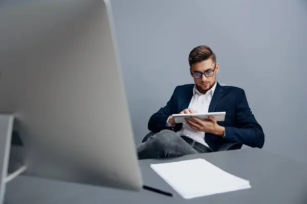 戴眼镜的商人在一个与计算机隔离的背景下工作 高质量的照片 — 图库照片