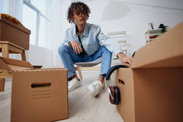 Tipo Guapo Cajas Cartón Habitación Desempacando Auriculares Ordenando Las Cosas — Foto de Stock