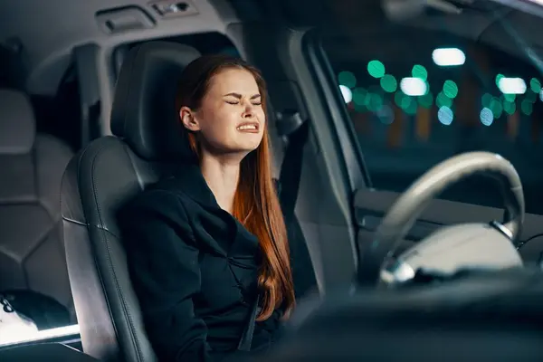 Uma Mulher Frustrada Emocional Chorosa Senta Volante Carro Usando Cinto — Fotografia de Stock