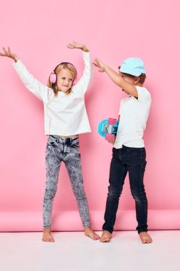 Tarz sahibi genç arkadaşlar birlikte daha eğlenceli bir çocukluk geçirirler. Yüksek kalite fotoğraf