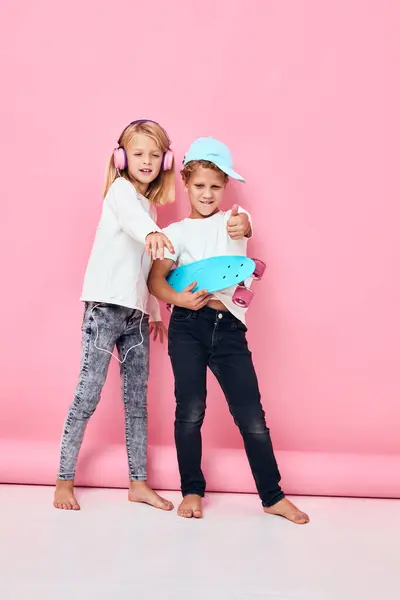 Retrato Dos Niños Sonrientes Jugando Más Divertido Juntos Estudio Foto —  Fotos de Stock