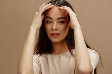 Güzel bir kadın tişörtü modern kozmetik ürünleri pozu veriyor. Yüksek kalite fotoğraf