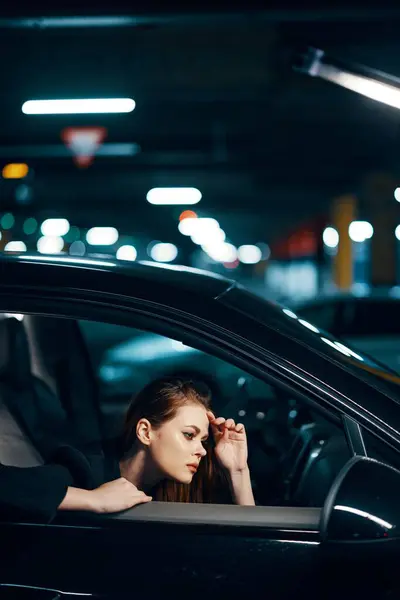 Foto Vertical Lado Noite Uma Mulher Sentada Carro Preto Olhando — Fotografia de Stock