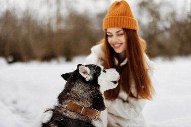 Kar yürüyüşünde iri yapılı genç bir kadın dinlenme havası alıyor. Yüksek kalite fotoğraf