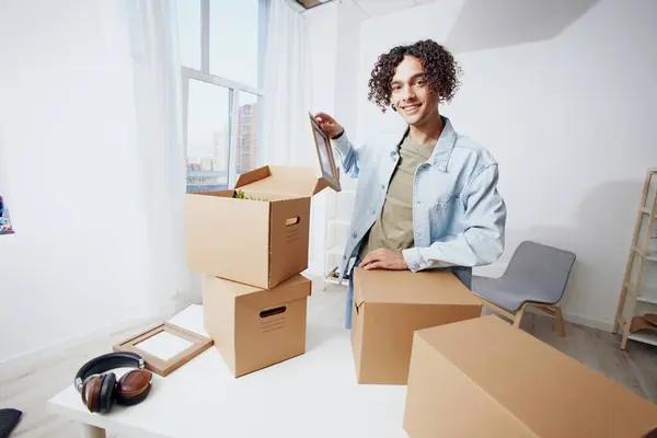 Ein Junger Mann Mit Kisten Die Sich Inneren Bewegen Hochwertiges — Stockfoto