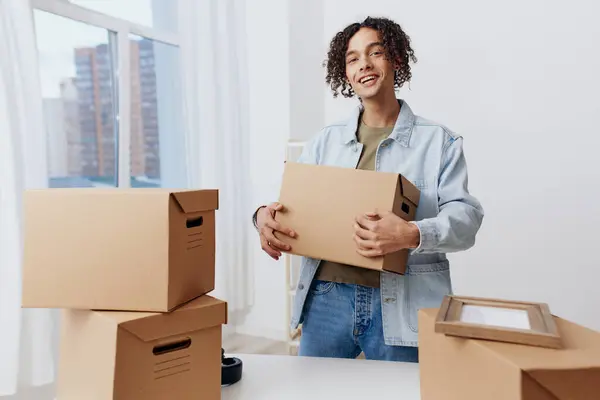 Cara Com Caixas Papelão Cabelo Encaracolado Quarto Desembalar Estilo Vida — Fotografia de Stock