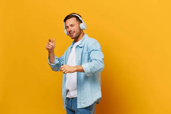 Vrolijke Glimlachende Gebruinde Knappe Man Blauwe Basic Shirt Hoofdtelefoon Genieten — Stockfoto