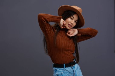 Güzel kadın kahverengi süveter poz veren gülücük moda soyutlanmış arka plan. Yüksek kalite fotoğraf