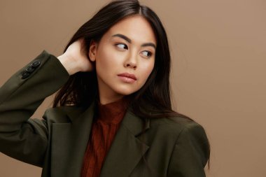 Güzel kadın ceketi saç stili zarif moda izole edilmiş arka plan. Yüksek kalite fotoğraf