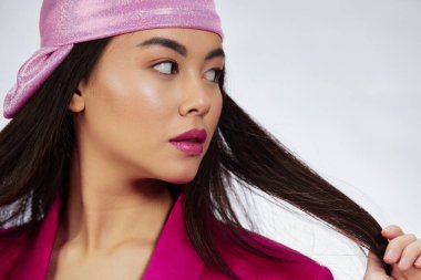 Güzel bir kadın pembe mini elbise pozu veriyor başörtüsü izole edilmiş arka plan. Yüksek kalite fotoğraf