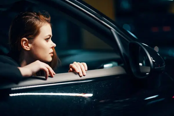 Gece Siyah Bir Arabada Oturan Pencereden Yan Aynaya Bakan Bir — Stok fotoğraf