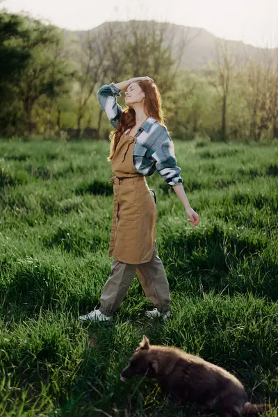 Kıyafetleri Ekose Gömleği Önlüğü Ile Bir Çiftçi Kadın Yeşil Çimlerin — Stok fotoğraf