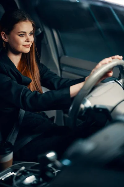 Foto Vertical Una Mujer Agradable Relajada Sentada Volante Coche Con — Foto de Stock