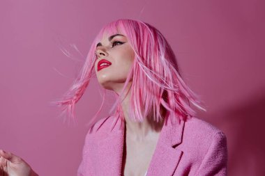 Pozitif genç kadın modern tarz pembe saçlı kırmızı dudaklı moda arka planı değiştirilmemiş. Yüksek kalite fotoğraf