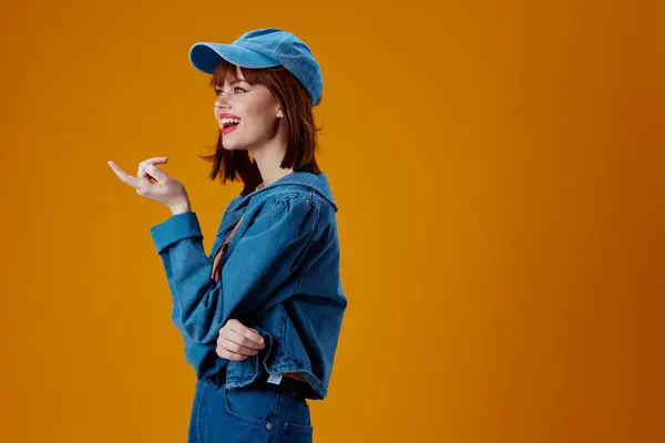 Retrato Una Encantadora Dama Con Gorra Chaqueta Mezclilla Posando Modelo —  Fotos de Stock