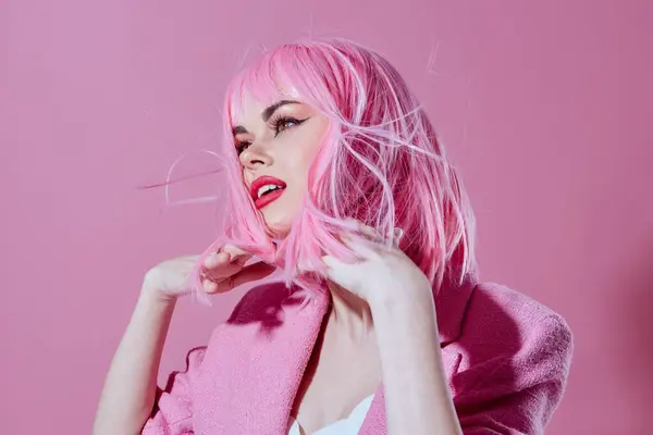 Bellezza Moda Donna Attraente Sguardo Rosa Parrucca Abiti Eleganti Studio — Foto Stock