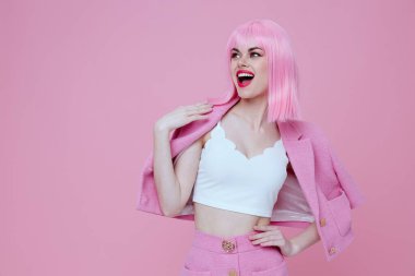 Çekici, parlak makyajlı pembe saçlı bir kadının portresi. Pembe arka planı değiştirilmemiş. Yüksek kalite fotoğraf